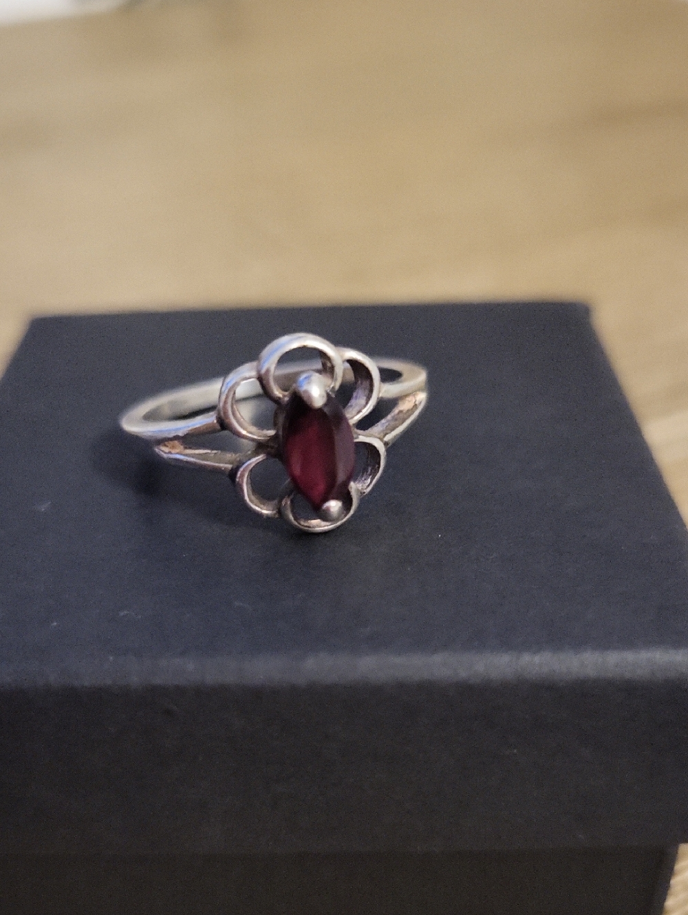 Vintage 925 Sterling Silver Garnet Stone Flower Ring